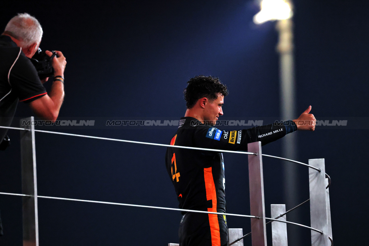 GP ABU DHABI, Third placed World Champion Lando Norris (GBR) McLaren celebrates on the podium.

07.12.2025. Formula 1 World Championship, Rd 24, Abu Dhabi Grand Prix, Yas Marina Circuit, Abu Dhabi, Gara Day.

- www.xpbimages.com, EMail: requests@xpbimages.com © Copyright: Charniaux / XPB Images