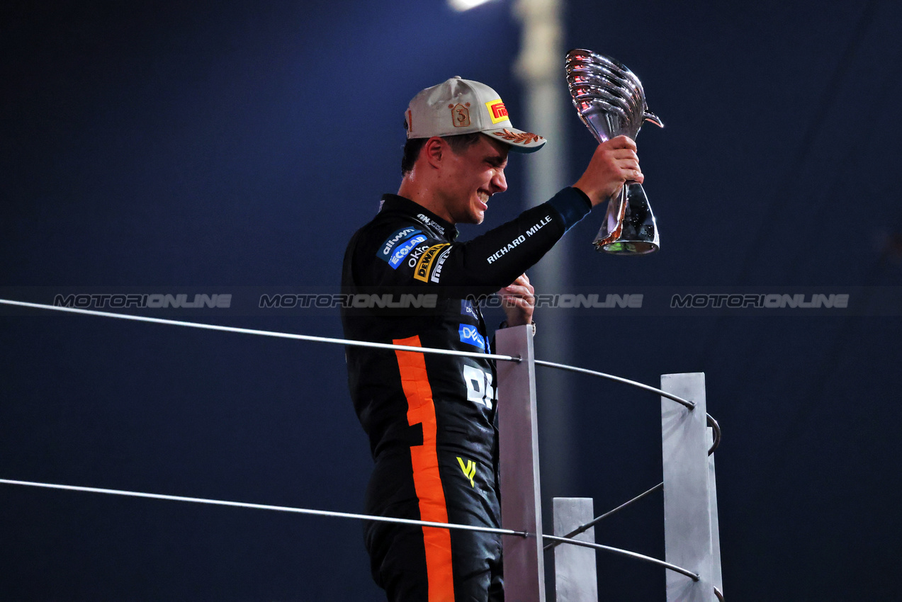 GP ABU DHABI, Third placed World Champion Lando Norris (GBR) McLaren celebrates on the podium.

07.12.2025. Formula 1 World Championship, Rd 24, Abu Dhabi Grand Prix, Yas Marina Circuit, Abu Dhabi, Gara Day.

- www.xpbimages.com, EMail: requests@xpbimages.com © Copyright: Charniaux / XPB Images