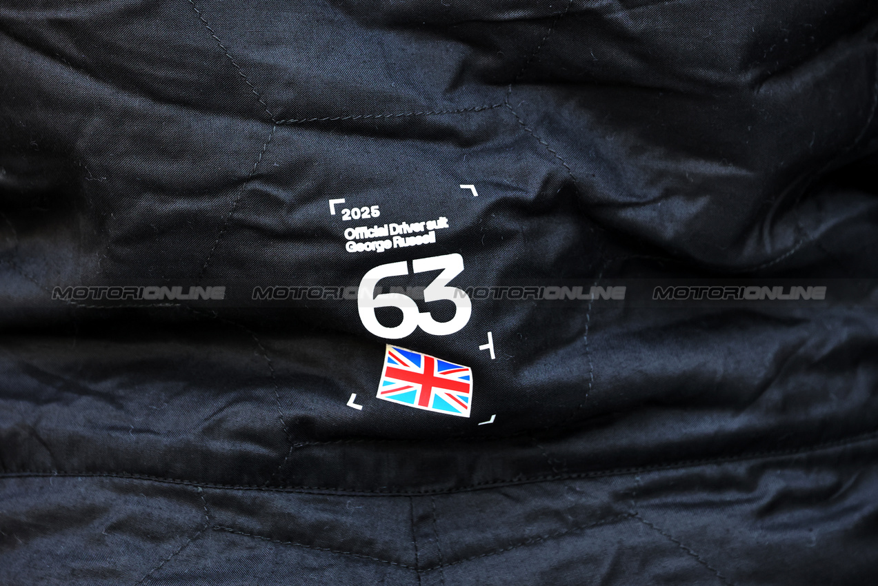 GP ABU DHABI, George Russell (GBR) Mercedes AMG F1 - race suit - at a team photograph.
07.12.2025. Formula 1 World Championship, Rd 24, Abu Dhabi Grand Prix, Yas Marina Circuit, Abu Dhabi, Gara Day.
- www.xpbimages.com, EMail: requests@xpbimages.com © Copyright: Charniaux / XPB Images