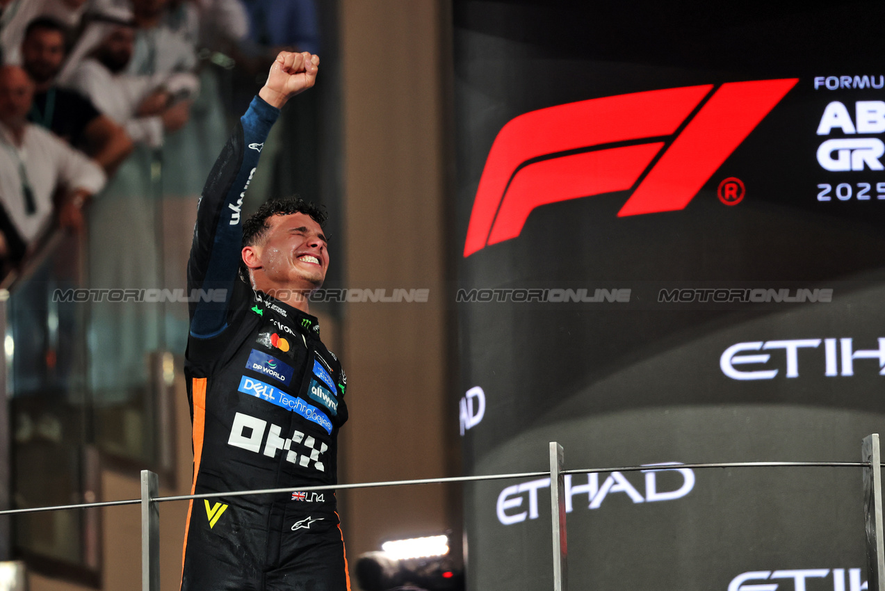 GP ABU DHABI, Third placed World Champion Lando Norris (GBR) McLaren celebrates on the podium.

07.12.2025. Formula 1 World Championship, Rd 24, Abu Dhabi Grand Prix, Yas Marina Circuit, Abu Dhabi, Gara Day.

- www.xpbimages.com, EMail: requests@xpbimages.com © Copyright: Bearne / XPB Images