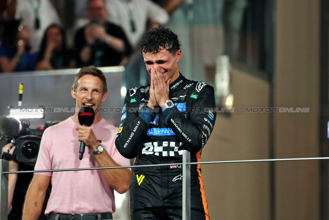 GP ABU DHABI, Third placed World Champion Lando Norris (GBR) McLaren celebrates on the podium with Jenson Button (GBR) Sky Sports F1 Presenter / Atlassian Williams Racing Senior Advisor.

07.12.2025. Formula 1 World Championship, Rd 24, Abu Dhabi Grand Prix, Yas Marina Circuit, Abu Dhabi, Gara Day.

- www.xpbimages.com, EMail: requests@xpbimages.com © Copyright: Bearne / XPB Images