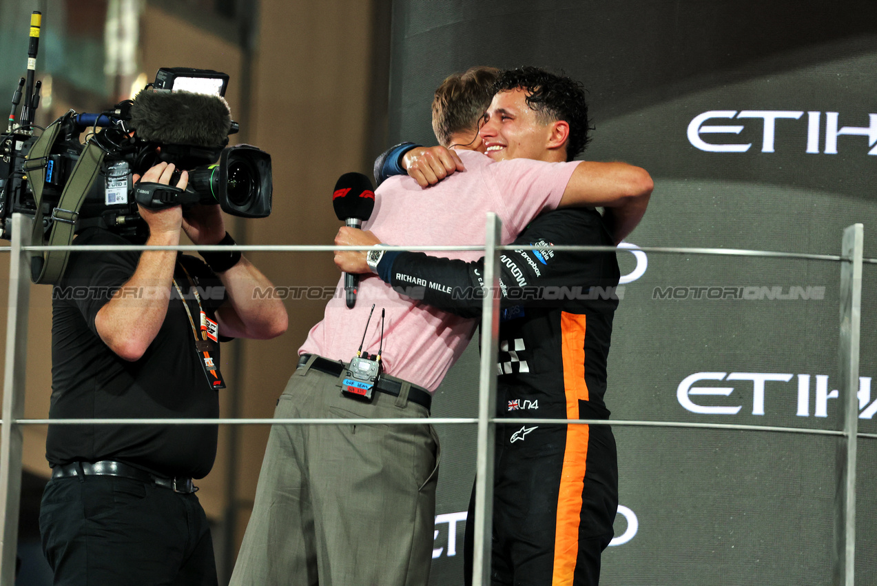 GP ABU DHABI, Third placed World Champion Lando Norris (GBR) McLaren celebrates on the podium with Jenson Button (GBR) Sky Sports F1 Presenter / Atlassian Williams Racing Senior Advisor.

07.12.2025. Formula 1 World Championship, Rd 24, Abu Dhabi Grand Prix, Yas Marina Circuit, Abu Dhabi, Gara Day.

- www.xpbimages.com, EMail: requests@xpbimages.com © Copyright: Bearne / XPB Images
