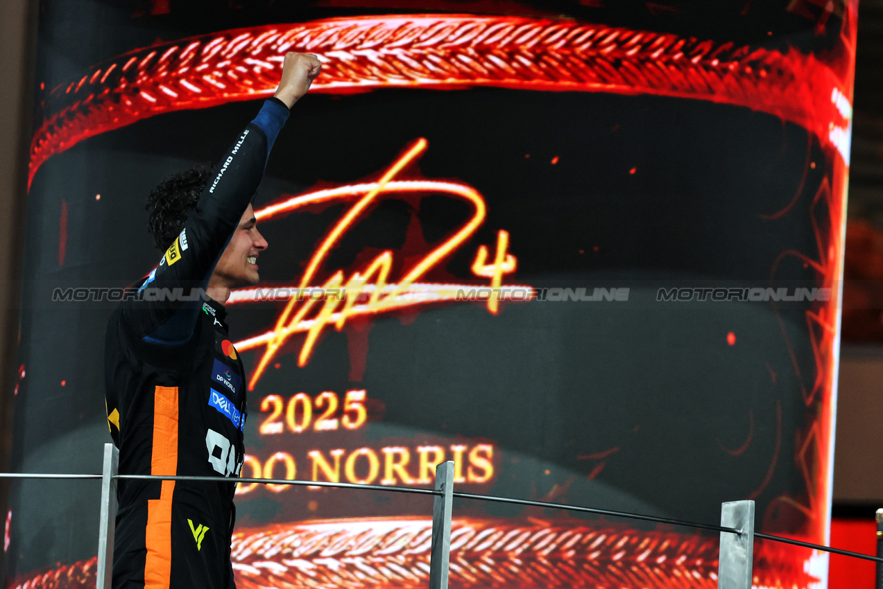 GP ABU DHABI, Third placed World Champion Lando Norris (GBR) McLaren celebrates on the podium.

07.12.2025. Formula 1 World Championship, Rd 24, Abu Dhabi Grand Prix, Yas Marina Circuit, Abu Dhabi, Gara Day.

- www.xpbimages.com, EMail: requests@xpbimages.com © Copyright: Bearne / XPB Images