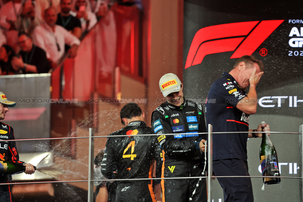 GP ABU DHABI, Third placed World Champion Lando Norris (GBR) McLaren celebrates on the podium with Oscar Piastri (AUS) McLaren; Max Verstappen (NLD) Red Bull Racing; e Richard Wolverson (GBR) Red Bull Racing Head of Gara Team Operations.
07.12.2025. Formula 1 World Championship, Rd 24, Abu Dhabi Grand Prix, Yas Marina Circuit, Abu Dhabi, Gara Day.
- www.xpbimages.com, EMail: requests@xpbimages.com © Copyright: Bearne / XPB Images