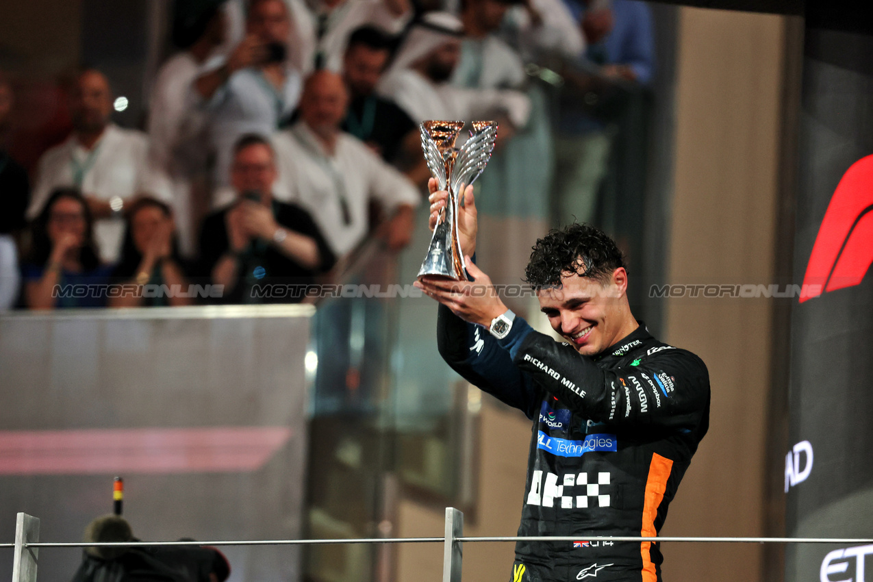 GP ABU DHABI, Third placed World Champion Lando Norris (GBR) McLaren celebrates on the podium.
07.12.2025. Formula 1 World Championship, Rd 24, Abu Dhabi Grand Prix, Yas Marina Circuit, Abu Dhabi, Gara Day.
- www.xpbimages.com, EMail: requests@xpbimages.com © Copyright: Bearne / XPB Images