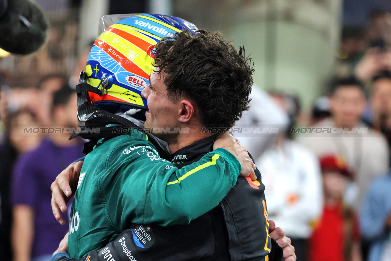 GP ABU DHABI, Third placed World Champion Lando Norris (GBR) McLaren celebrates in parc ferme with Fernando Alonso (ESP) Aston Martin F1 Team.

07.12.2025. Formula 1 World Championship, Rd 24, Abu Dhabi Grand Prix, Yas Marina Circuit, Abu Dhabi, Gara Day.

- www.xpbimages.com, EMail: requests@xpbimages.com © Copyright: Moy / XPB Images
