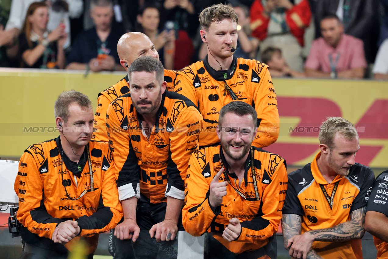 GP ABU DHABI, McLaren celebrates at the end of the race.

07.12.2025. Formula 1 World Championship, Rd 24, Abu Dhabi Grand Prix, Yas Marina Circuit, Abu Dhabi, Gara Day.

- www.xpbimages.com, EMail: requests@xpbimages.com © Copyright: Moy / XPB Images