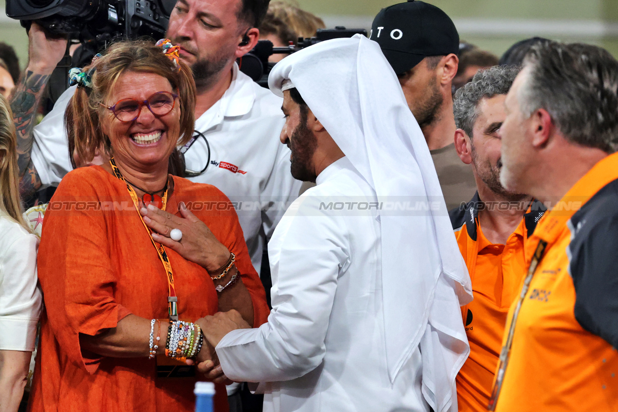 GP ABU DHABI, (L to R): Cisca Wauman (BEL), mother of Lando Norris (GBR) McLaren, with Mohammed Bin Sulayem (UAE) FIA President in parc ferme.
07.12.2025. Formula 1 World Championship, Rd 24, Abu Dhabi Grand Prix, Yas Marina Circuit, Abu Dhabi, Gara Day.
- www.xpbimages.com, EMail: requests@xpbimages.com © Copyright: Moy / XPB Images