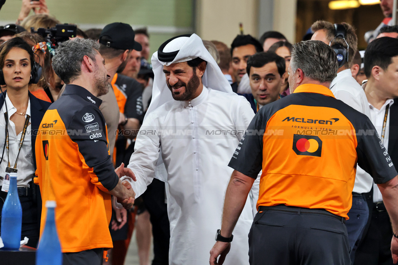 GP ABU DHABI, (L to R): Andrea Stella (ITA) McLaren Team Principal with Mohammed Bin Sulayem (UAE) FIA President aand Zak Brown (USA) McLaren Executive Director in parc ferme.
07.12.2025. Formula 1 World Championship, Rd 24, Abu Dhabi Grand Prix, Yas Marina Circuit, Abu Dhabi, Gara Day.
- www.xpbimages.com, EMail: requests@xpbimages.com © Copyright: Moy / XPB Images