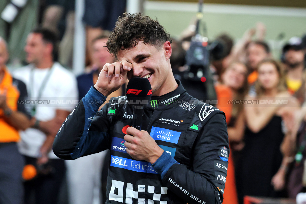 GP ABU DHABI, Third placed World Champion Lando Norris (GBR) McLaren celebrates in parc ferme.

07.12.2025. Formula 1 World Championship, Rd 24, Abu Dhabi Grand Prix, Yas Marina Circuit, Abu Dhabi, Gara Day.

- www.xpbimages.com, EMail: requests@xpbimages.com © Copyright: Moy / XPB Images