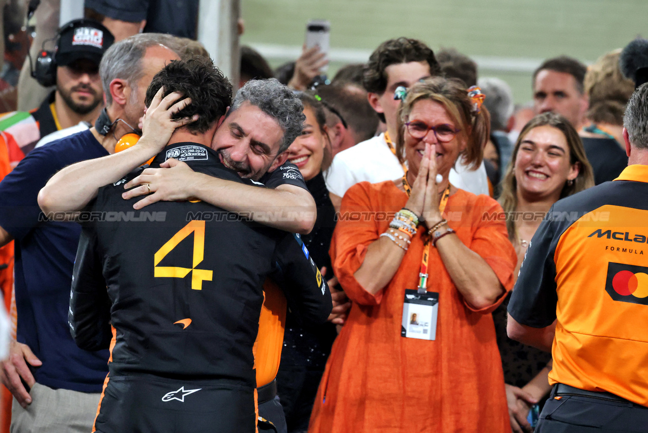 GP ABU DHABI, (L to R): Third placed World Champion Lando Norris (GBR) McLaren celebrates in parc ferme with Andrea Stella (ITA) McLaren Team Principal e his mother Cisca Wauman (BEL).

07.12.2025. Formula 1 World Championship, Rd 24, Abu Dhabi Grand Prix, Yas Marina Circuit, Abu Dhabi, Gara Day.

- www.xpbimages.com, EMail: requests@xpbimages.com © Copyright: Moy / XPB Images