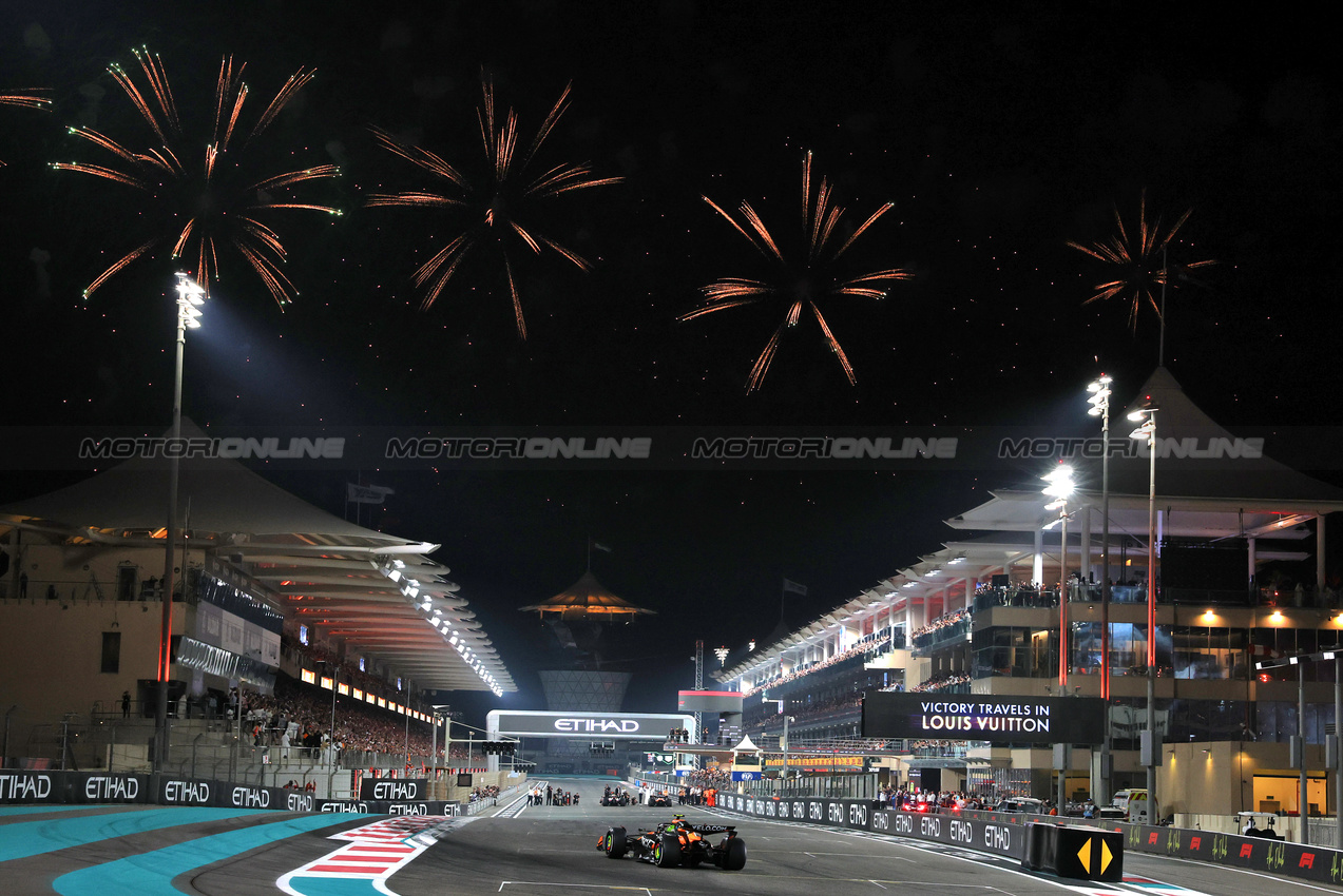 GP ABU DHABI, Third placed World Champion Lando Norris (GBR) McLaren MCL39 with fireworks at the end of the race.

07.12.2025. Formula 1 World Championship, Rd 24, Abu Dhabi Grand Prix, Yas Marina Circuit, Abu Dhabi, Gara Day.

- www.xpbimages.com, EMail: requests@xpbimages.com © Copyright: Moy / XPB Images