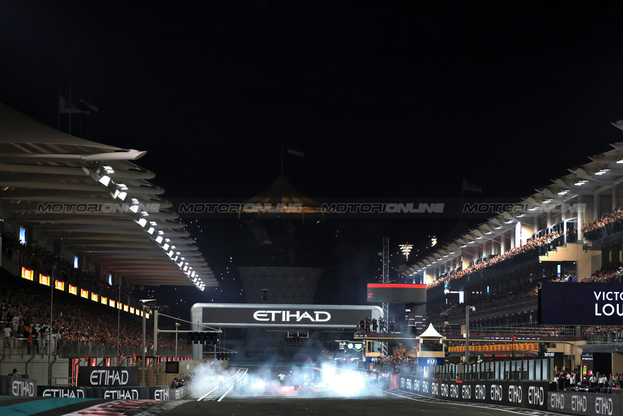 GP ABU DHABI, Third placed World Champion Lando Norris (GBR) McLaren MCL39 celebrates with doughnuts at the end of the race as vincitore Max Verstappen (NLD) Red Bull Racing RB21 celebrates in parc ferme.
07.12.2025. Formula 1 World Championship, Rd 24, Abu Dhabi Grand Prix, Yas Marina Circuit, Abu Dhabi, Gara Day.
- www.xpbimages.com, EMail: requests@xpbimages.com © Copyright: Moy / XPB Images