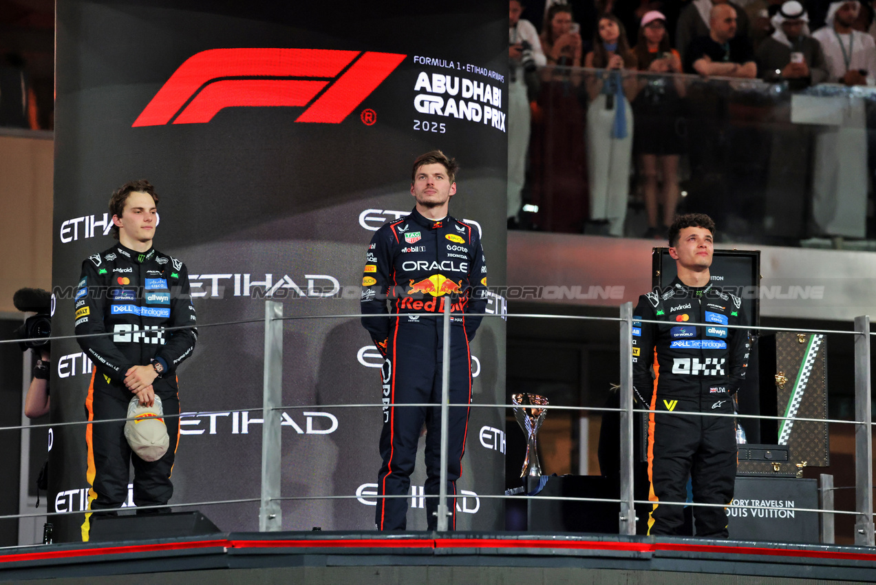 GP ABU DHABI, The podium (L to R): Oscar Piastri (AUS) McLaren, second; Max Verstappen (NLD) Red Bull Racing, vincitore; Lando Norris (GBR) McLaren, third.
07.12.2025. Formula 1 World Championship, Rd 24, Abu Dhabi Grand Prix, Yas Marina Circuit, Abu Dhabi, Gara Day.
- www.xpbimages.com, EMail: requests@xpbimages.com © Copyright: Moy / XPB Images