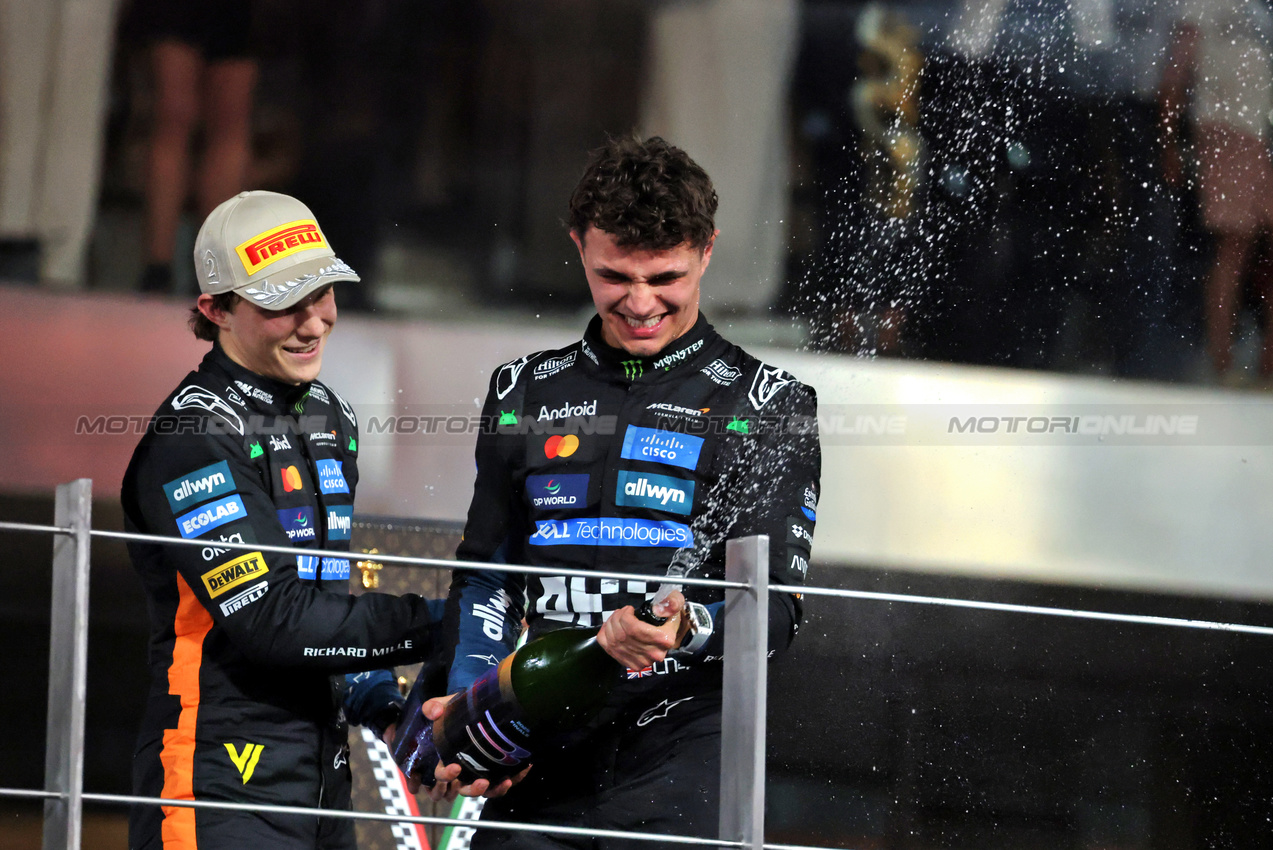 GP ABU DHABI, (L to R): Oscar Piastri (AUS) McLaren celebrates with third placed World Champion Lando Norris (GBR) McLaren on the podium.

07.12.2025. Formula 1 World Championship, Rd 24, Abu Dhabi Grand Prix, Yas Marina Circuit, Abu Dhabi, Gara Day.

- www.xpbimages.com, EMail: requests@xpbimages.com © Copyright: Moy / XPB Images