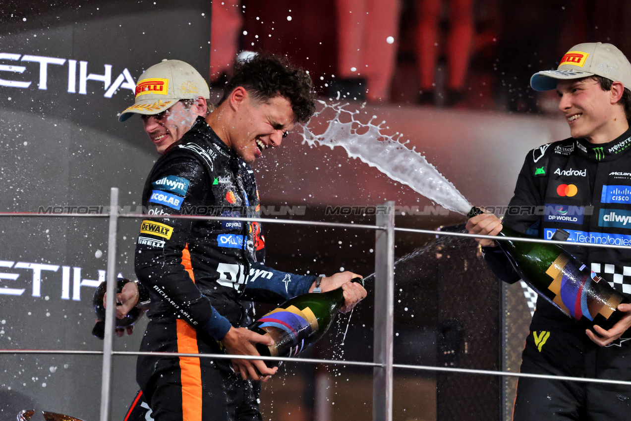 GP ABU DHABI, Third placed World Champion Lando Norris (GBR) McLaren celebrates with team mate Oscar Piastri (AUS) McLaren e Max Verstappen (NLD) Red Bull Racing on the podium.

07.12.2025. Formula 1 World Championship, Rd 24, Abu Dhabi Grand Prix, Yas Marina Circuit, Abu Dhabi, Gara Day.

- www.xpbimages.com, EMail: requests@xpbimages.com © Copyright: Moy / XPB Images