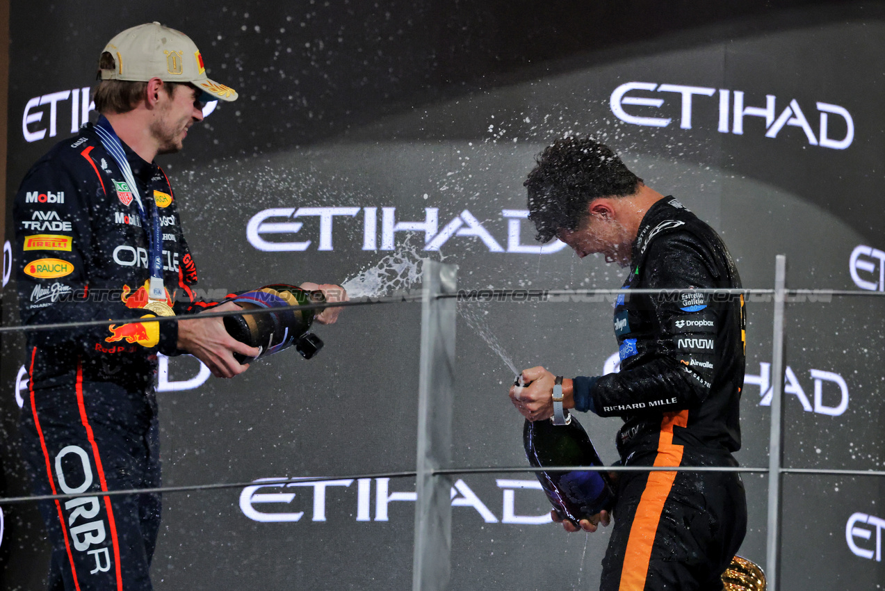 GP ABU DHABI, (L to R): Gara winner Max Verstappen (NLD) Red Bull Racing celebrates with third placed World Champion Lando Norris (GBR) McLaren on the podium.
07.12.2025. Formula 1 World Championship, Rd 24, Abu Dhabi Grand Prix, Yas Marina Circuit, Abu Dhabi, Gara Day.
- www.xpbimages.com, EMail: requests@xpbimages.com © Copyright: Moy / XPB Images