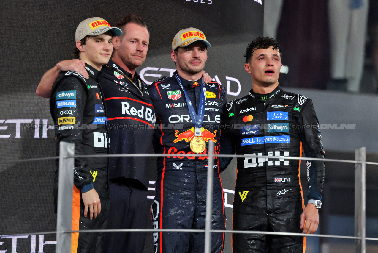 GP ABU DHABI, The podium (L to R): Oscar Piastri (AUS) McLaren, second; Richard Wolverson (GBR) Red Bull Racing Head of Gara Team Operations; Max Verstappen (NLD) Red Bull Racing, vincitore; Lando Norris (GBR) McLaren, third.

07.12.2025. Formula 1 World Championship, Rd 24, Abu Dhabi Grand Prix, Yas Marina Circuit, Abu Dhabi, Gara Day.

- www.xpbimages.com, EMail: requests@xpbimages.com © Copyright: Moy / XPB Images