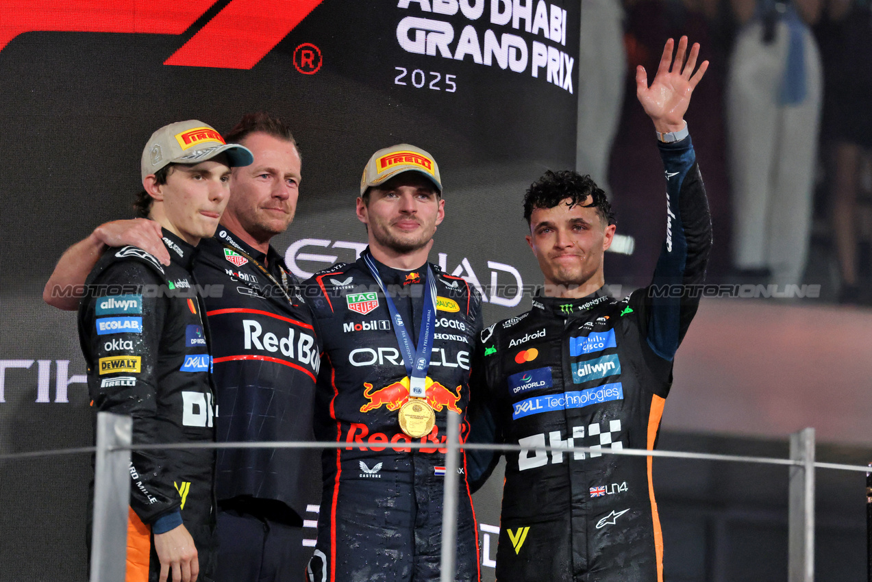 GP ABU DHABI, The podium (L to R): Oscar Piastri (AUS) McLaren, second; Richard Wolverson (GBR) Red Bull Racing Head of Gara Team Operations; Max Verstappen (NLD) Red Bull Racing, vincitore; Lando Norris (GBR) McLaren, third.
07.12.2025. Formula 1 World Championship, Rd 24, Abu Dhabi Grand Prix, Yas Marina Circuit, Abu Dhabi, Gara Day.
- www.xpbimages.com, EMail: requests@xpbimages.com © Copyright: Moy / XPB Images