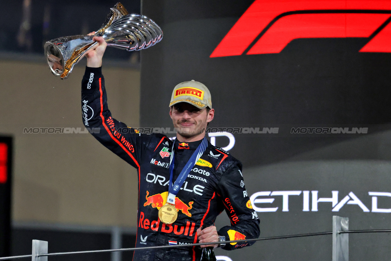 GP ABU DHABI, Gara winner Max Verstappen (NLD) Red Bull Racing celebrates on the podium.

07.12.2025. Formula 1 World Championship, Rd 24, Abu Dhabi Grand Prix, Yas Marina Circuit, Abu Dhabi, Gara Day.

- www.xpbimages.com, EMail: requests@xpbimages.com © Copyright: Moy / XPB Images