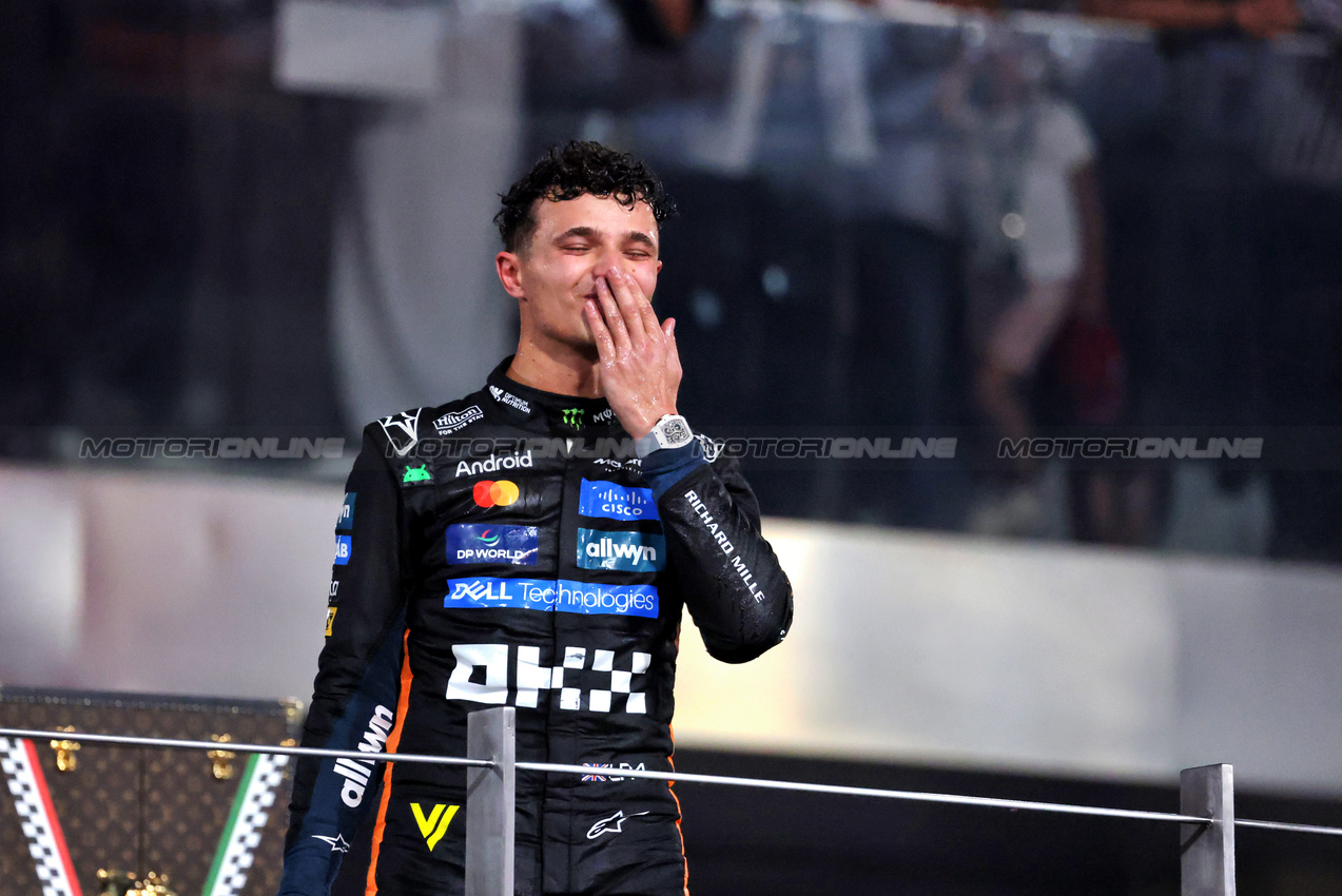 GP ABU DHABI, Third placed World Champion Lando Norris (GBR) McLaren celebrates on the podium.
07.12.2025. Formula 1 World Championship, Rd 24, Abu Dhabi Grand Prix, Yas Marina Circuit, Abu Dhabi, Gara Day.
- www.xpbimages.com, EMail: requests@xpbimages.com © Copyright: Moy / XPB Images