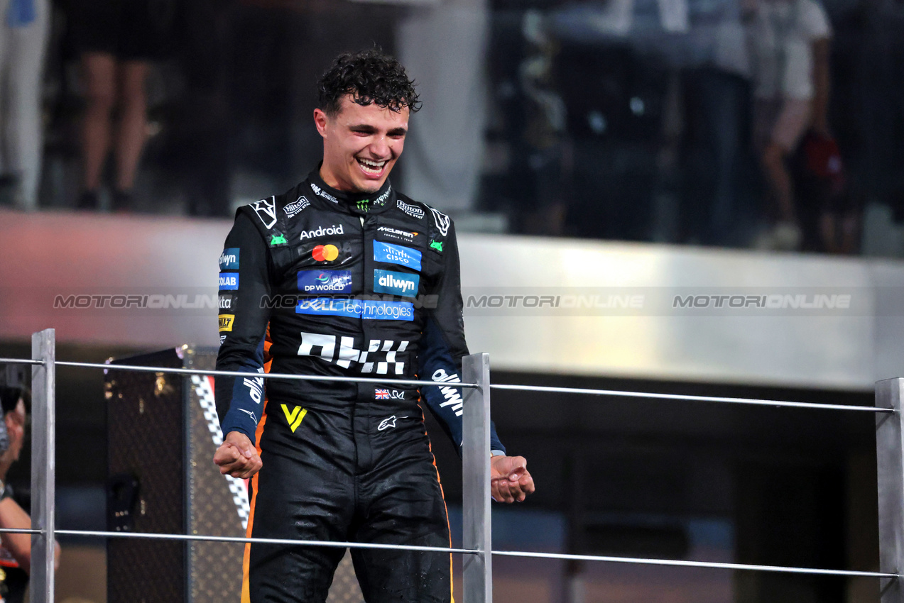 GP ABU DHABI, Third placed World Champion Lando Norris (GBR) McLaren celebrates on the podium.
07.12.2025. Formula 1 World Championship, Rd 24, Abu Dhabi Grand Prix, Yas Marina Circuit, Abu Dhabi, Gara Day.
- www.xpbimages.com, EMail: requests@xpbimages.com © Copyright: Moy / XPB Images