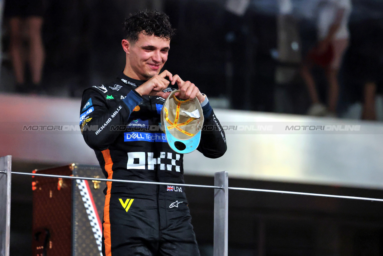 GP ABU DHABI, Third placed World Champion Lando Norris (GBR) McLaren celebrates on the podium.

07.12.2025. Formula 1 World Championship, Rd 24, Abu Dhabi Grand Prix, Yas Marina Circuit, Abu Dhabi, Gara Day.

- www.xpbimages.com, EMail: requests@xpbimages.com © Copyright: Moy / XPB Images