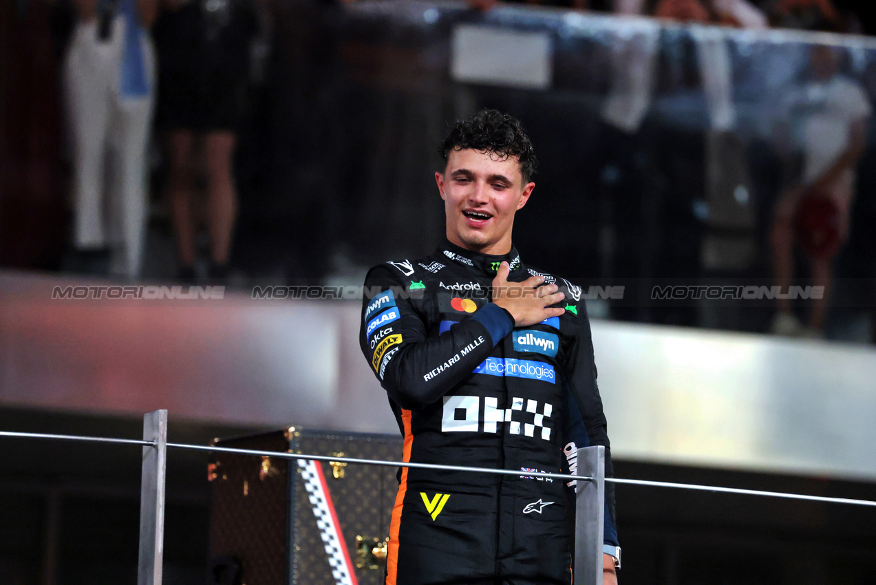 GP ABU DHABI, Third placed World Champion Lando Norris (GBR) McLaren celebrates on the podium.
07.12.2025. Formula 1 World Championship, Rd 24, Abu Dhabi Grand Prix, Yas Marina Circuit, Abu Dhabi, Gara Day.
- www.xpbimages.com, EMail: requests@xpbimages.com © Copyright: Moy / XPB Images