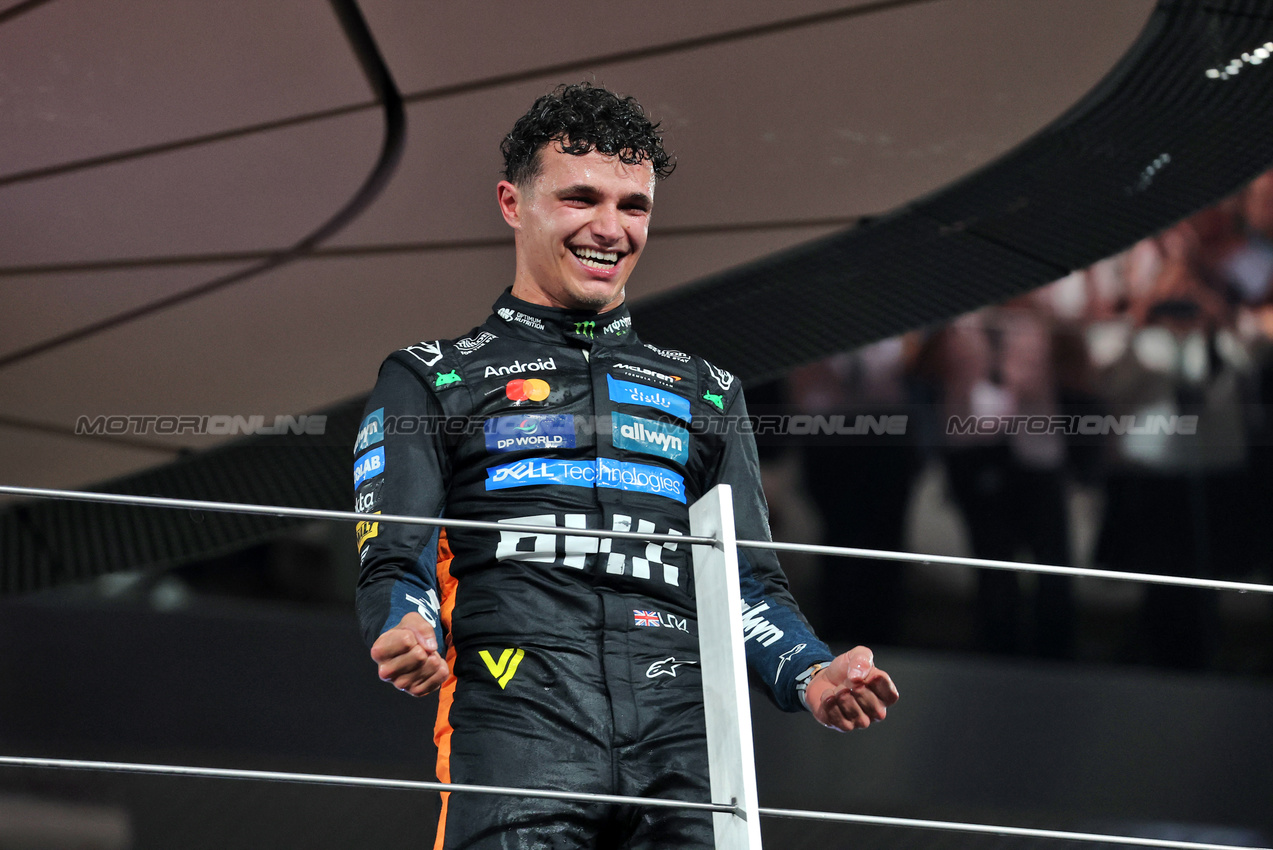 GP ABU DHABI, Third placed World Champion Lando Norris (GBR) McLaren celebrates on the podium.
07.12.2025. Formula 1 World Championship, Rd 24, Abu Dhabi Grand Prix, Yas Marina Circuit, Abu Dhabi, Gara Day.
- www.xpbimages.com, EMail: requests@xpbimages.com © Copyright: Batchelor / XPB Images