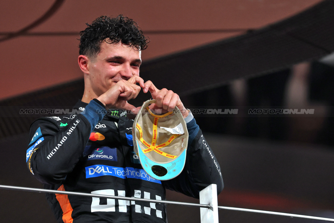 GP ABU DHABI, Third placed World Champion Lando Norris (GBR) McLaren celebrates on the podium.

07.12.2025. Formula 1 World Championship, Rd 24, Abu Dhabi Grand Prix, Yas Marina Circuit, Abu Dhabi, Gara Day.

- www.xpbimages.com, EMail: requests@xpbimages.com © Copyright: Batchelor / XPB Images