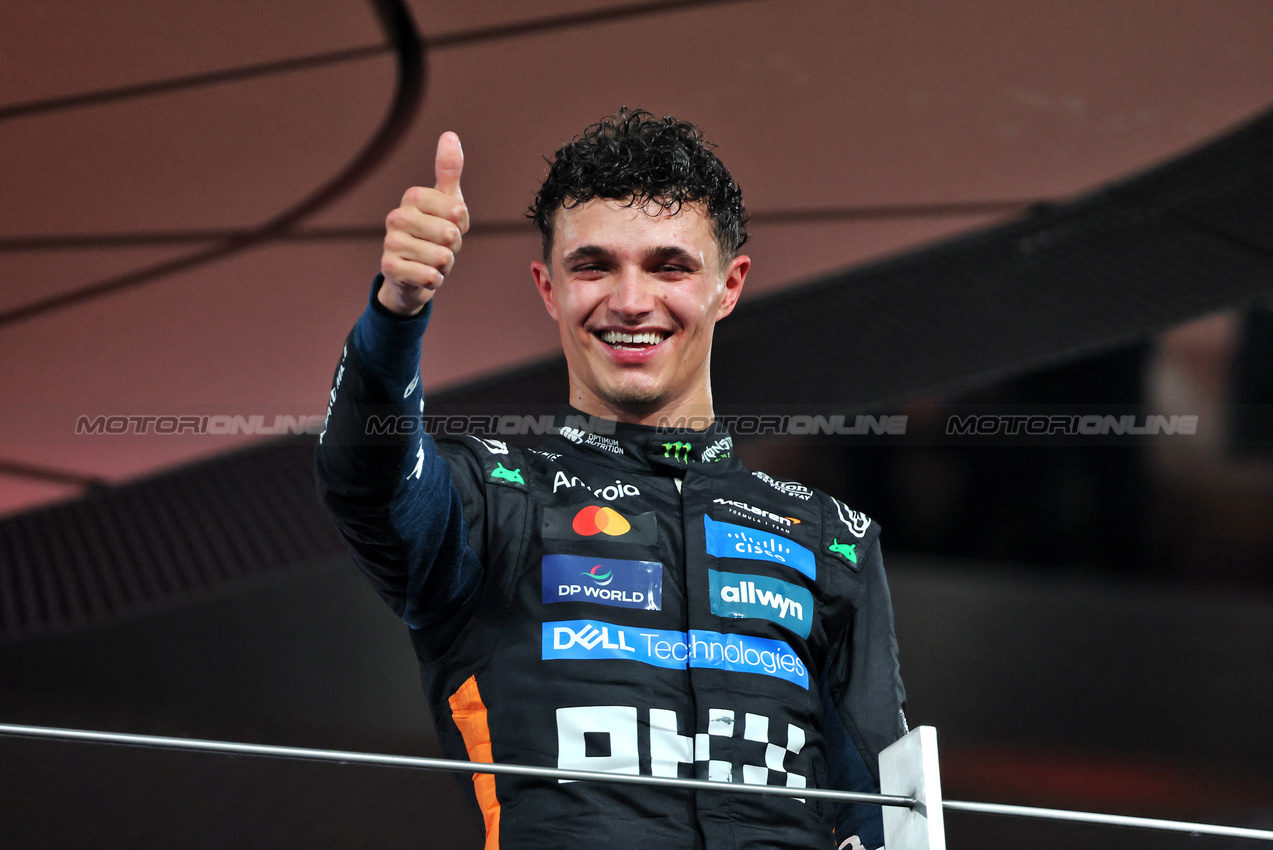 GP ABU DHABI, Third placed World Champion Lando Norris (GBR) McLaren celebrates on the podium.

07.12.2025. Formula 1 World Championship, Rd 24, Abu Dhabi Grand Prix, Yas Marina Circuit, Abu Dhabi, Gara Day.

- www.xpbimages.com, EMail: requests@xpbimages.com © Copyright: Batchelor / XPB Images