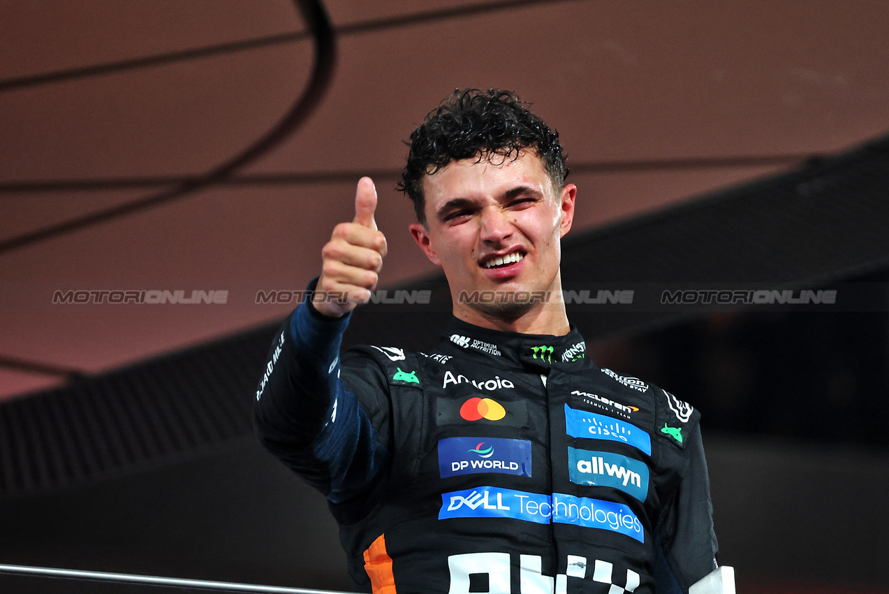 GP ABU DHABI, Third placed World Champion Lando Norris (GBR) McLaren celebrates on the podium.
07.12.2025. Formula 1 World Championship, Rd 24, Abu Dhabi Grand Prix, Yas Marina Circuit, Abu Dhabi, Gara Day.
- www.xpbimages.com, EMail: requests@xpbimages.com © Copyright: Batchelor / XPB Images