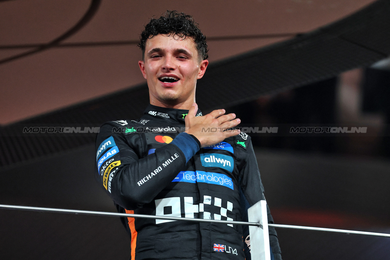 GP ABU DHABI, Third placed World Champion Lando Norris (GBR) McLaren celebrates on the podium.
07.12.2025. Formula 1 World Championship, Rd 24, Abu Dhabi Grand Prix, Yas Marina Circuit, Abu Dhabi, Gara Day.
- www.xpbimages.com, EMail: requests@xpbimages.com © Copyright: Batchelor / XPB Images