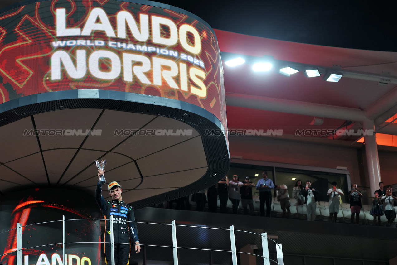 GP ABU DHABI, Third placed World Champion Lando Norris (GBR) McLaren celebrates on the podium.

07.12.2025. Formula 1 World Championship, Rd 24, Abu Dhabi Grand Prix, Yas Marina Circuit, Abu Dhabi, Gara Day.

- www.xpbimages.com, EMail: requests@xpbimages.com © Copyright: Batchelor / XPB Images