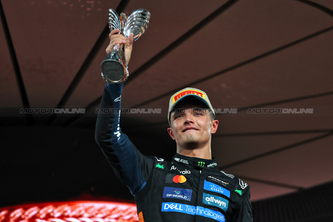 GP ABU DHABI, Third placed World Champion Lando Norris (GBR) McLaren celebrates on the podium.

07.12.2025. Formula 1 World Championship, Rd 24, Abu Dhabi Grand Prix, Yas Marina Circuit, Abu Dhabi, Gara Day.

- www.xpbimages.com, EMail: requests@xpbimages.com © Copyright: Batchelor / XPB Images