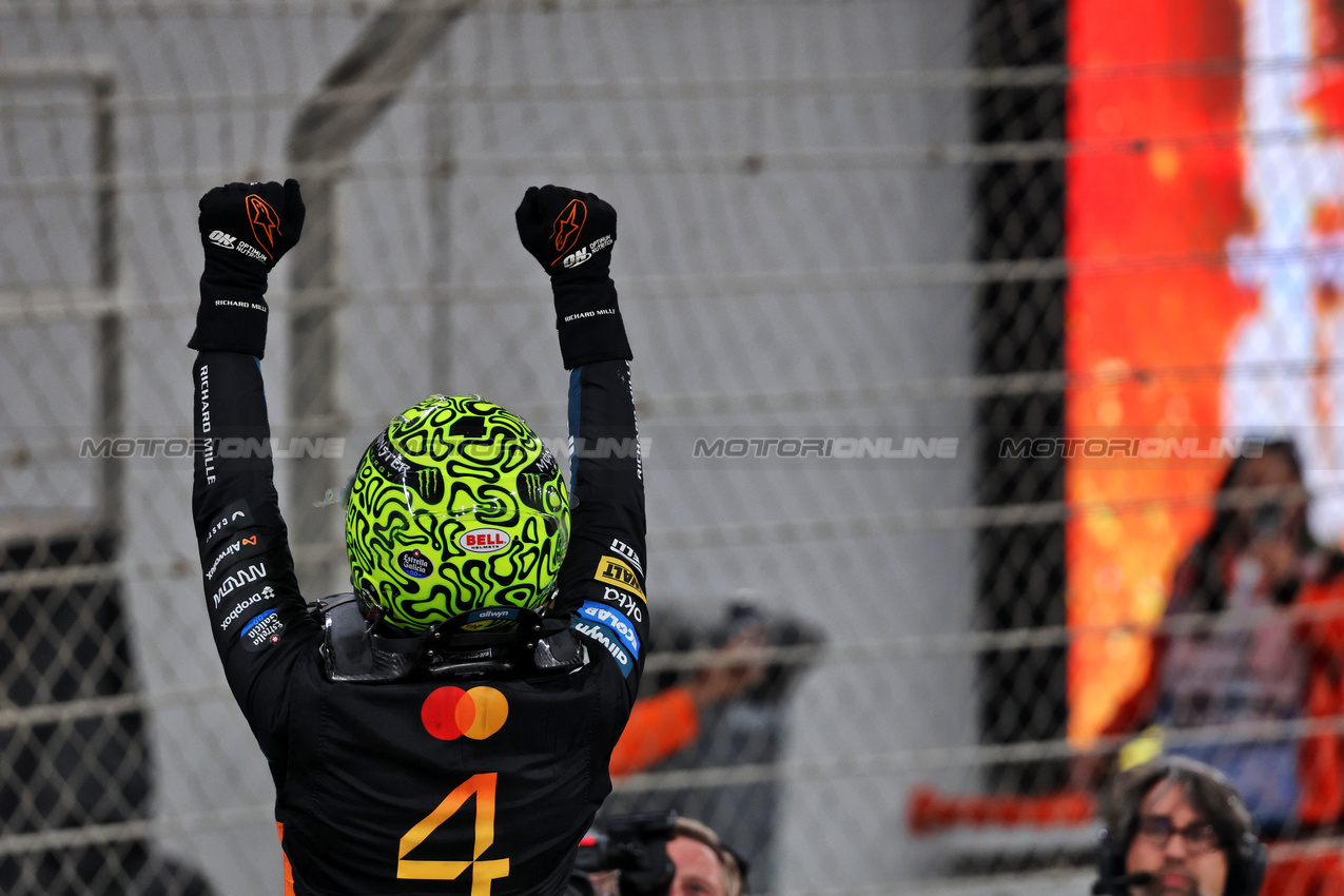 GP ABU DHABI, Third placed World Champion Lando Norris (GBR) McLaren celebrates in parc ferme.

07.12.2025. Formula 1 World Championship, Rd 24, Abu Dhabi Grand Prix, Yas Marina Circuit, Abu Dhabi, Gara Day.

- www.xpbimages.com, EMail: requests@xpbimages.com © Copyright: Batchelor / XPB Images