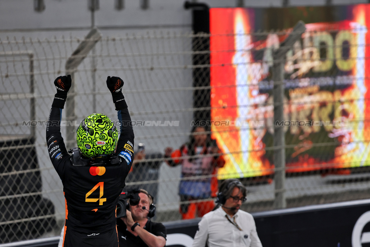 GP ABU DHABI, Third placed World Champion Lando Norris (GBR) McLaren celebrates in parc ferme.

07.12.2025. Formula 1 World Championship, Rd 24, Abu Dhabi Grand Prix, Yas Marina Circuit, Abu Dhabi, Gara Day.

- www.xpbimages.com, EMail: requests@xpbimages.com © Copyright: Batchelor / XPB Images