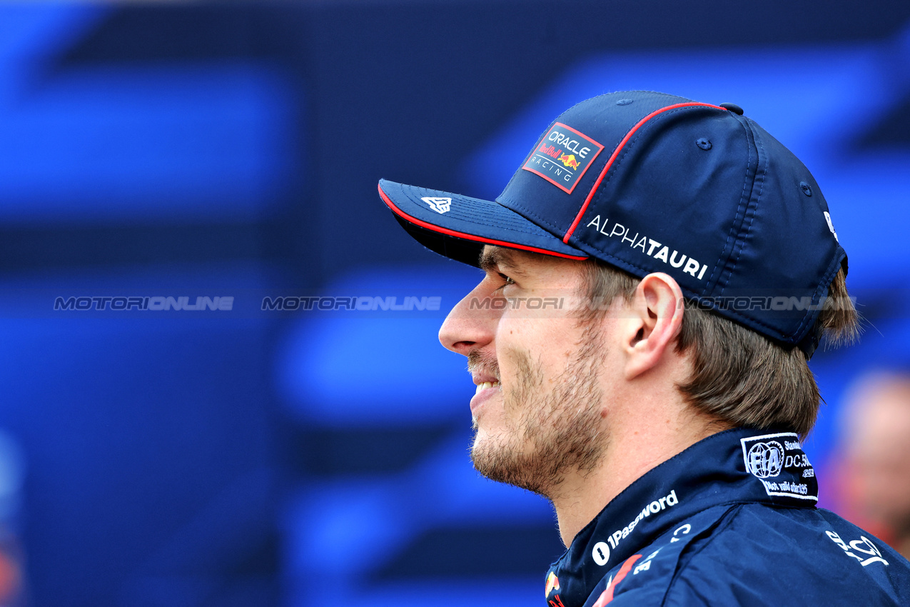 GP ABU DHABI, Max Verstappen (NLD) Red Bull Racing at a team photograph.

07.12.2025. Formula 1 World Championship, Rd 24, Abu Dhabi Grand Prix, Yas Marina Circuit, Abu Dhabi, Gara Day.

- www.xpbimages.com, EMail: requests@xpbimages.com © Copyright: Charniaux / XPB Images