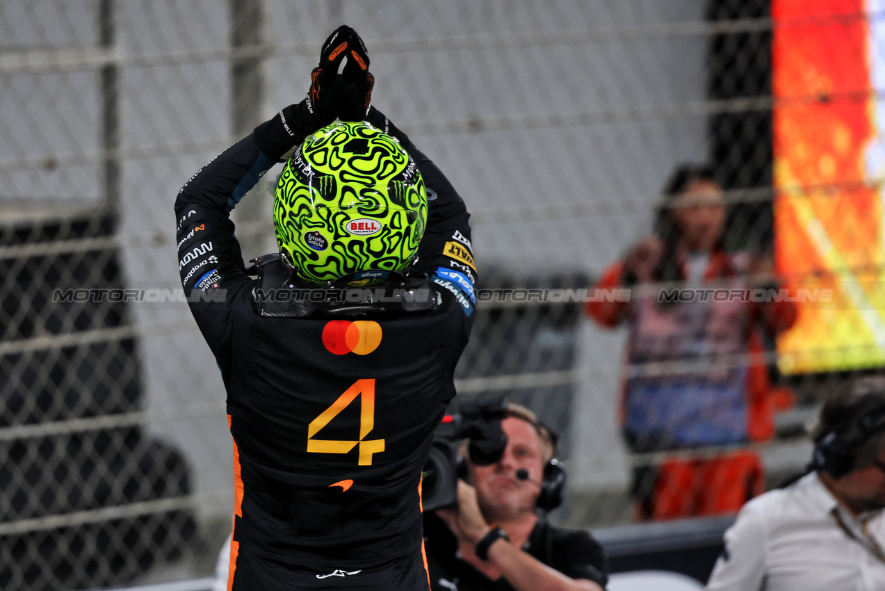 GP ABU DHABI, Third placed World Champion Lando Norris (GBR) McLaren celebrates in parc ferme.

07.12.2025. Formula 1 World Championship, Rd 24, Abu Dhabi Grand Prix, Yas Marina Circuit, Abu Dhabi, Gara Day.

- www.xpbimages.com, EMail: requests@xpbimages.com © Copyright: Batchelor / XPB Images