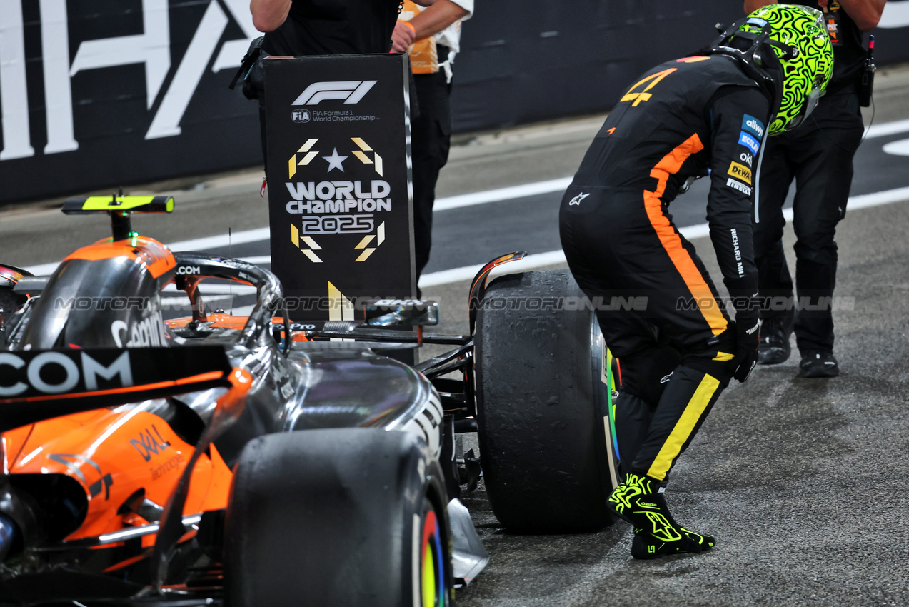 GP ABU DHABI, Third placed World Champion Lando Norris (GBR) McLaren in parc ferme.

07.12.2025. Formula 1 World Championship, Rd 24, Abu Dhabi Grand Prix, Yas Marina Circuit, Abu Dhabi, Gara Day.

- www.xpbimages.com, EMail: requests@xpbimages.com © Copyright: Batchelor / XPB Images