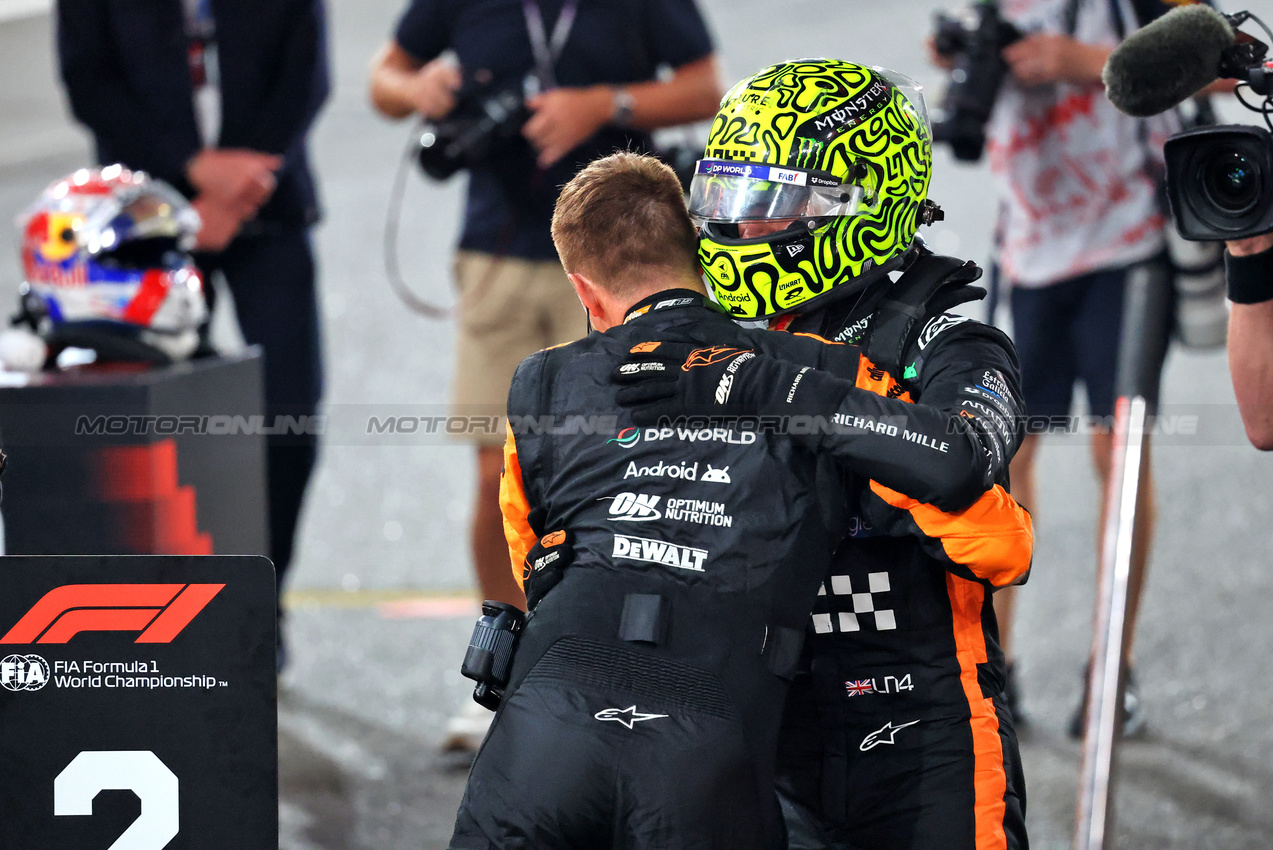 GP ABU DHABI, Third placed World Champion Lando Norris (GBR) McLaren celebrates with the team in parc ferme.
07.12.2025. Formula 1 World Championship, Rd 24, Abu Dhabi Grand Prix, Yas Marina Circuit, Abu Dhabi, Gara Day.
- www.xpbimages.com, EMail: requests@xpbimages.com © Copyright: Batchelor / XPB Images