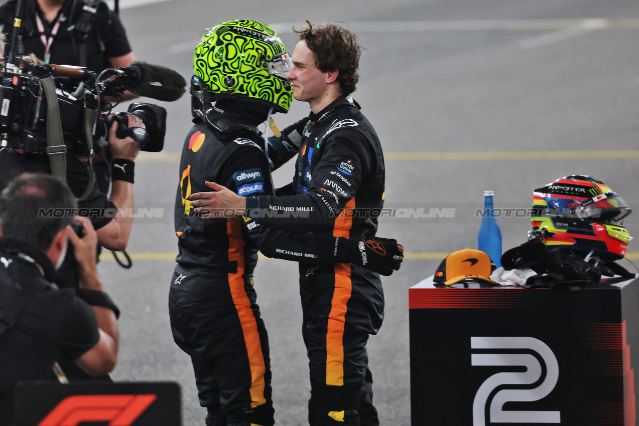 GP ABU DHABI, (L to R): Third placed World Champion Lando Norris (GBR) McLaren celebrates with second placed team mate Oscar Piastri (AUS) McLaren in parc ferme.
07.12.2025. Formula 1 World Championship, Rd 24, Abu Dhabi Grand Prix, Yas Marina Circuit, Abu Dhabi, Gara Day.
- www.xpbimages.com, EMail: requests@xpbimages.com © Copyright: Batchelor / XPB Images