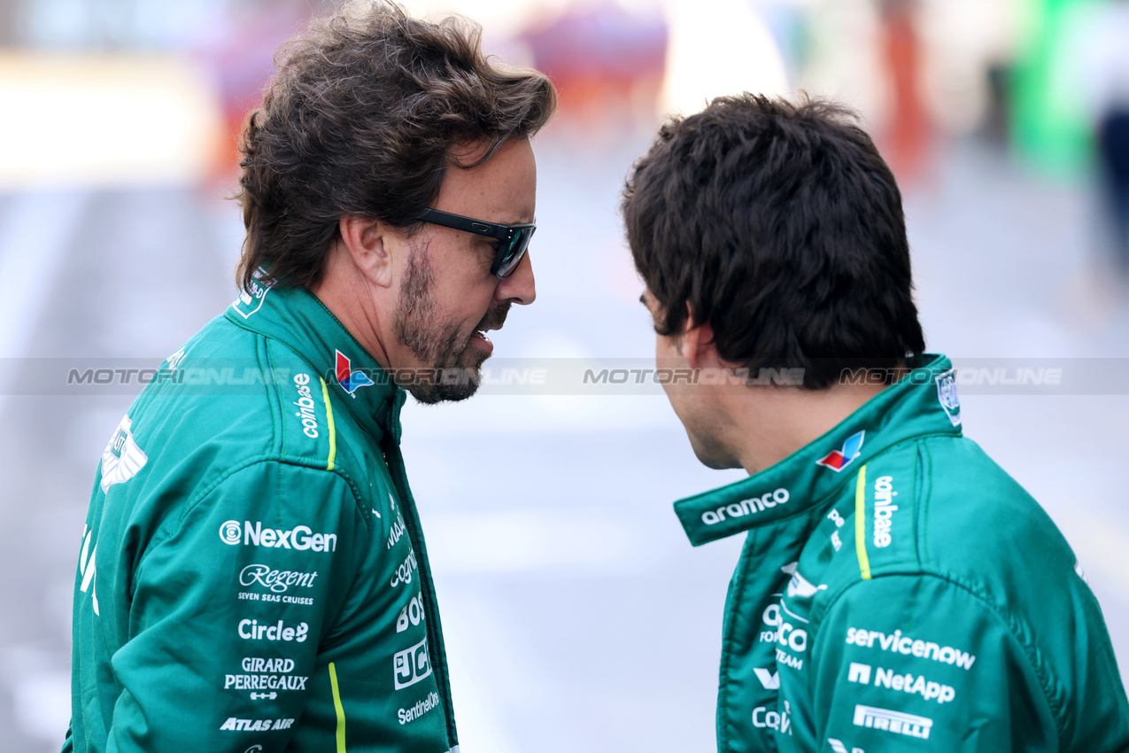 GP ABU DHABI, Fernando Alonso (ESP) Aston Martin F1 Team e Lance Stroll (CDN) Aston Martin F1 Team at a team photograph.

07.12.2025. Formula 1 World Championship, Rd 24, Abu Dhabi Grand Prix, Yas Marina Circuit, Abu Dhabi, Gara Day.

 - www.xpbimages.com, EMail: requests@xpbimages.com © Copyright: Coates / XPB Images