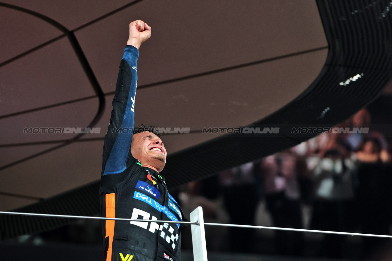 GP ABU DHABI, Third placed World Champion Lando Norris (GBR) McLaren celebrates on the podium.

07.12.2025. Formula 1 World Championship, Rd 24, Abu Dhabi Grand Prix, Yas Marina Circuit, Abu Dhabi, Gara Day.

- www.xpbimages.com, EMail: requests@xpbimages.com © Copyright: Batchelor / XPB Images