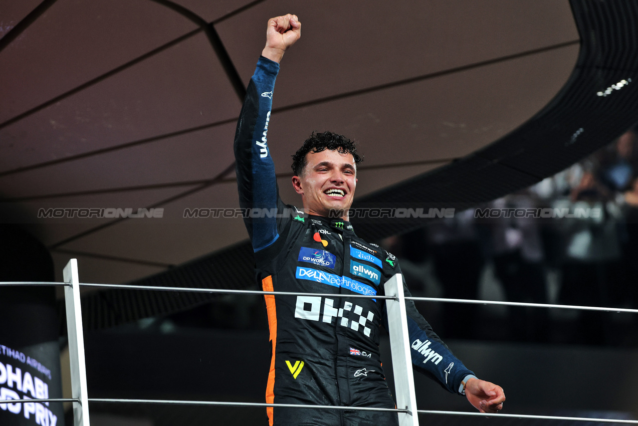 GP ABU DHABI, Third placed World Champion Lando Norris (GBR) McLaren celebrates on the podium.

07.12.2025. Formula 1 World Championship, Rd 24, Abu Dhabi Grand Prix, Yas Marina Circuit, Abu Dhabi, Gara Day.

- www.xpbimages.com, EMail: requests@xpbimages.com © Copyright: Batchelor / XPB Images