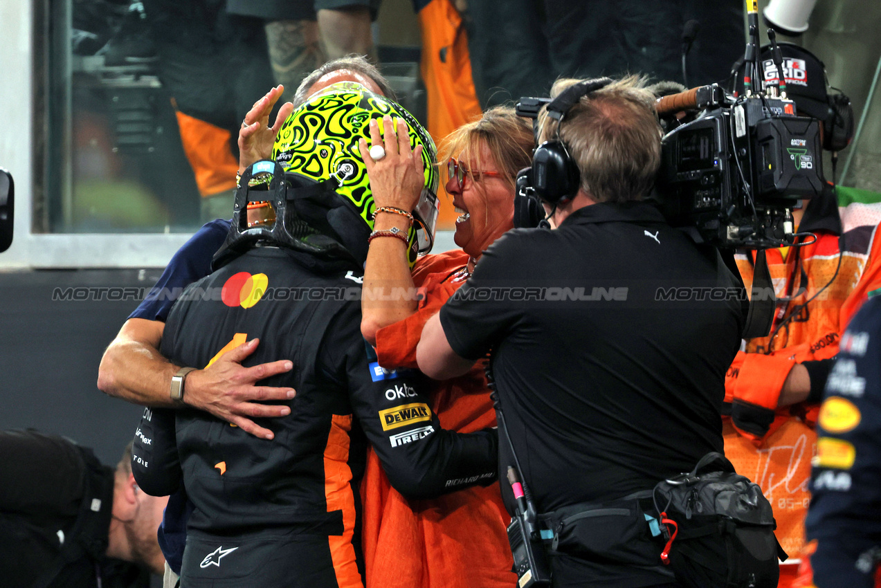 GP ABU DHABI, (L to R): Third placed World Champion Lando Norris (GBR) McLaren celebrates with his father Adam Norris (GBR) e mother Cisca Wauman (BEL) in parc ferme.

07.12.2025. Formula 1 World Championship, Rd 24, Abu Dhabi Grand Prix, Yas Marina Circuit, Abu Dhabi, Gara Day.

- www.xpbimages.com, EMail: requests@xpbimages.com © Copyright: Bearne / XPB Images