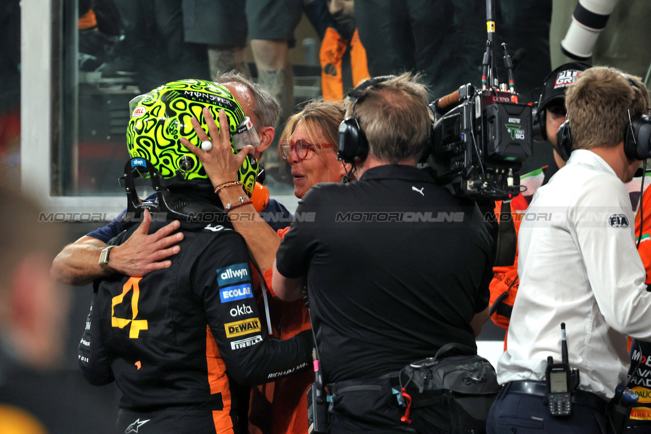 GP ABU DHABI, (L to R): Third placed World Champion Lando Norris (GBR) McLaren celebrates with his father Adam Norris (GBR) e mother Cisca Wauman (BEL) in parc ferme.
07.12.2025. Formula 1 World Championship, Rd 24, Abu Dhabi Grand Prix, Yas Marina Circuit, Abu Dhabi, Gara Day.
- www.xpbimages.com, EMail: requests@xpbimages.com © Copyright: Bearne / XPB Images