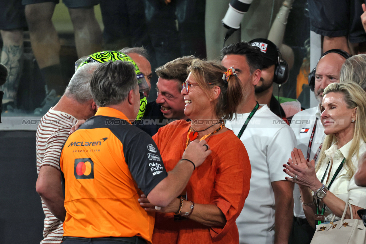 GP ABU DHABI, (L to R): Zak Brown (USA) McLaren Executive Director with Cisca Wauman (BEL) in parc ferme.

07.12.2025. Formula 1 World Championship, Rd 24, Abu Dhabi Grand Prix, Yas Marina Circuit, Abu Dhabi, Gara Day.

- www.xpbimages.com, EMail: requests@xpbimages.com © Copyright: Bearne / XPB Images