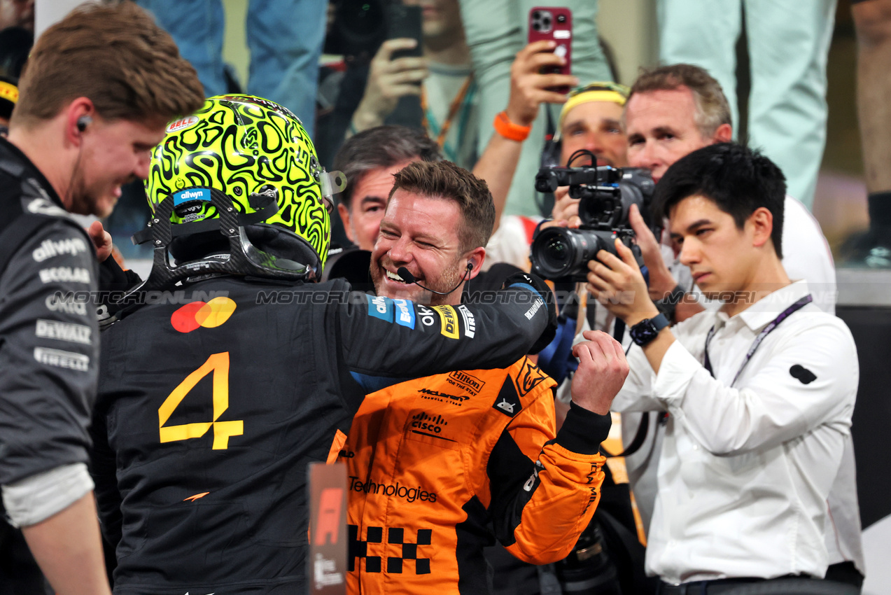 GP ABU DHABI, Third placed World Champion Lando Norris (GBR) McLaren celebrates with the team in parc ferme.

07.12.2025. Formula 1 World Championship, Rd 24, Abu Dhabi Grand Prix, Yas Marina Circuit, Abu Dhabi, Gara Day.

- www.xpbimages.com, EMail: requests@xpbimages.com © Copyright: Bearne / XPB Images