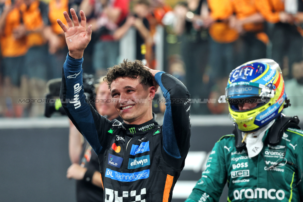 GP ABU DHABI, Third placed World Champion Lando Norris (GBR) McLaren celebrates with Fernando Alonso (ESP) Aston Martin F1 Team in parc ferme.
07.12.2025. Formula 1 World Championship, Rd 24, Abu Dhabi Grand Prix, Yas Marina Circuit, Abu Dhabi, Gara Day.
- www.xpbimages.com, EMail: requests@xpbimages.com © Copyright: Bearne / XPB Images